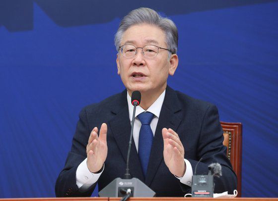 이재명 더불어민주당 대통령 후보가 11일 오후 서울 여의도 국회에서 열린 '당지도부-더불어민주당 대통령 후보 상견례'에서 발언을 하고 있다. 이 후보는 이날 "변방의 비주류라고 불리는 제게 거듭 기회를 주신 것에 대해 진심을 감사드린다"고 말했다. 연합뉴스.