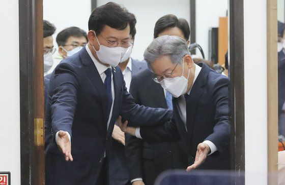 이재명 더불어민주당 대통령 후보(오른쪽)와 송영길 민주당 대표가 11일 '당지도부-대통령 후보 상견례'에 참석하기 위해 회의실에 입장하면서 서로 먼저 들어가라고 양보하고 있다. 뉴스1