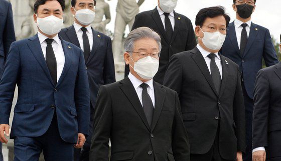 이재명 더불어민주당 대통령 후보가 11일 오전 국립대전현충원 참배를 시작으로 대선후보 공식 일정에 돌입했다. 함께 참배한 송영길 민주당 대표(오른쪽)과 윤관석 민주당 사무총장(왼쪽)이 이 후보를 뒤를 따르고 있다. 김성태 기자