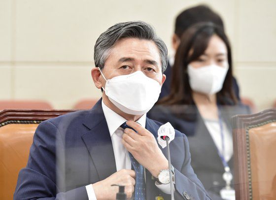 양승동 KBS 사장이 12일 국회 과학기술정보방송통신위원회의 2021년도 KBS(한국방송공사)-EBS(한국교육방송공사) 국정감사에 출석해 질의를 받는중 마이크를 고쳐메고 있다. 임현동 기자