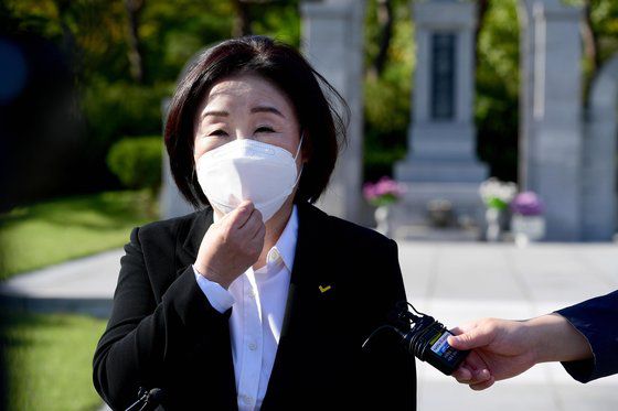 심상정 정의당 대선 후보와 지도부가 13일 서울 동작구 국립서울현충원을 참배한 후 취재진과 대화하고 있다. 뉴스1