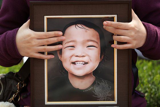 정인양 양부모에 대한 5차 공판이 열린 지난 4월7일 오후 서울 양천구 남부지방법원 앞에서 시민들이 양부모에 대한 처벌을 촉구하고 있다. 뉴스1