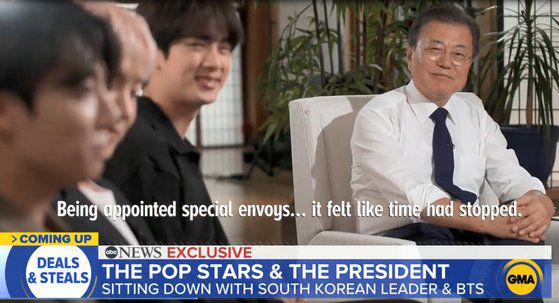 유엔 총회에 참석한 방탄소년단(BTS)은 9월 24일(현지시간) "(유엔에서) 스피치와 퍼포먼스를 했다는 게 믿기지 않는다"고 말했다.   BTS 멤버 정국은 이날 방영된 ABC뉴스와의 인터뷰에서 "특사 임명장을 받고 대통령과 함께 뉴욕에서 뉴스를 하고 있다는 게 약간 시간이 멈췄다는 느낌을 받았다"며 이같이 말했다.   BTS는 '미래세대와 문화를 위한 대통령 특별사절'로 임명돼 지난 20일 미국 뉴욕 유엔본부에서 열린 유엔 '지속가능발전목표(SDG) 모멘트' 행사에 참석해 연설하고, 유엔을 무대로 사전 녹화한 '퍼미션 투 댄스' 공연 영상을 공개했다. [abc방송 화면 캡처. 연합뉴스]