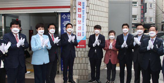 이준석 국민의힘 대표와 김기현 원내대표등 최고위원들이 14일 경기도 수원시 경기도당 당사 앞에서 '이재명 판교 대장동 게이트 비리 국민제보센터' 현판식을 하고 있다. 뉴스1