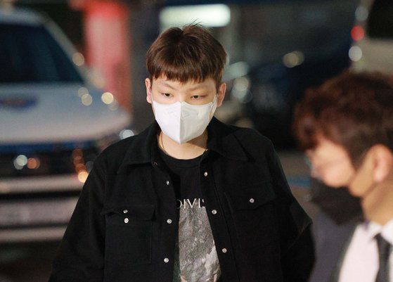 무면허 운전과 음주측정 거부·경찰관 폭행 등 혐의로 입건된 장제원 국민의힘 의원 아들인 래퍼 노엘(본명 장용준)이 지난달 30일 서울 서초구 서초경찰서에서 경찰 조사를 위해 출석하고 있다. 뉴스1