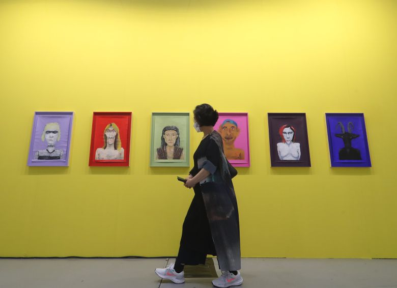 15일 오후 서울 강남구 삼성동 코엑스에서 열린 '한국국제아트페어'(키아프)에서 관람객들이 전시를 둘러보고 있다. 연합뉴스