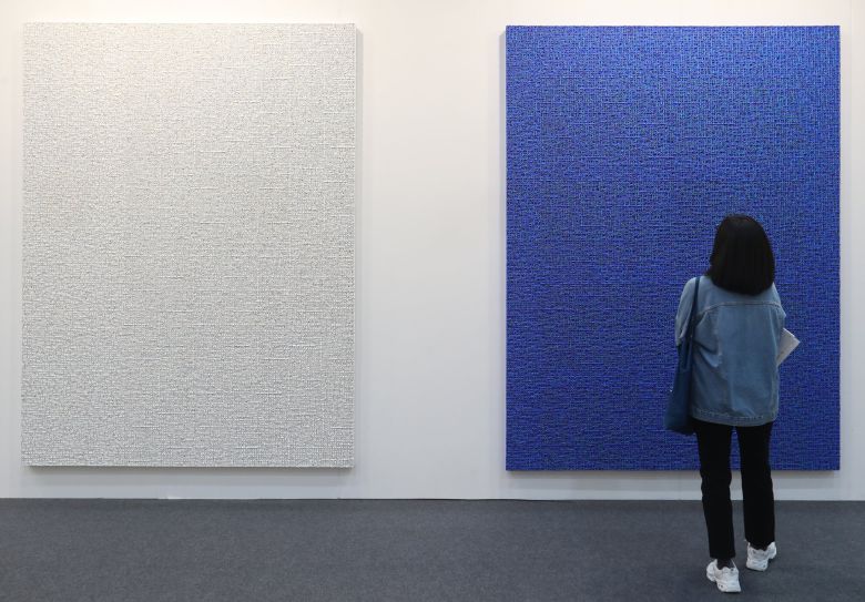 15일 오후 서울 강남구 삼성동 코엑스에서 열린 '한국국제아트페어'(키아프)에서 관람객들이 전시를 둘러보고 있다. 연합뉴스