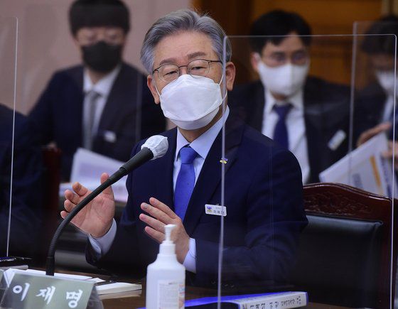 더불어민주당 대선 후보인 이재명 경기지사가 18일 경기도청에서 열린 국회 행정안전위원회의 경기도에 대한 국정감사에서 의원 질의에 답하고 있다. 임현동 기자