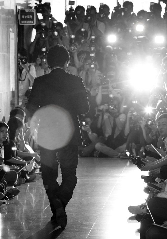 유승민은 1987년부터 2000년까지 KDI(한국개발연구원)에서 일한 경제 전문가다. 2000년 2월 여의도연구소장을 맡은 유승민은 이후 본격적인 정치인의 길에 들어섰다.