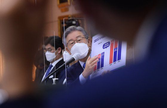 더불어민주당 대선 후보인 이재명 경기도지사가 18일 경기도 수원시 경기도청에서 열린 국회 행정안전위원회의 경기도에 대한 국정감사에서 의원 질의에 답하고 있다. [국회사진기자단]