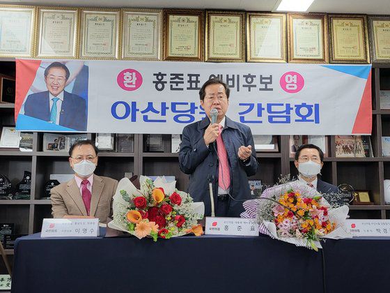 윤석열 국민의힘 대선경선 후보가 19일 오후 부산 연제구 부산개인택시조합을 방문해 간담회 후 비빔밥을 먹고 있다. 뉴스1
