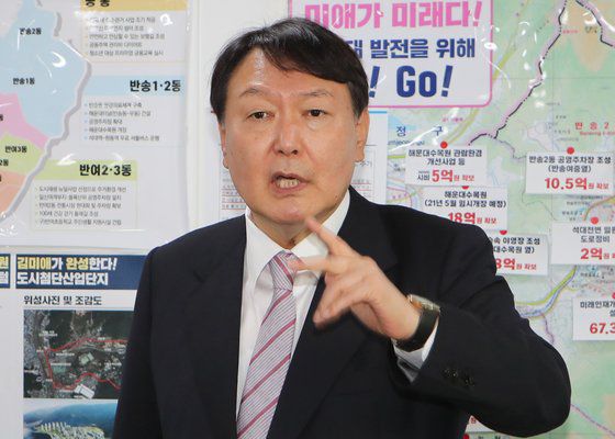 윤석열 전 검찰총장이 지난 7월 17일 오전 광주 북구 운정동 국립5·18민주묘지에서 참배를 마친 뒤 박관현 열사 묘비를 어루만지고 있다. 뉴스1