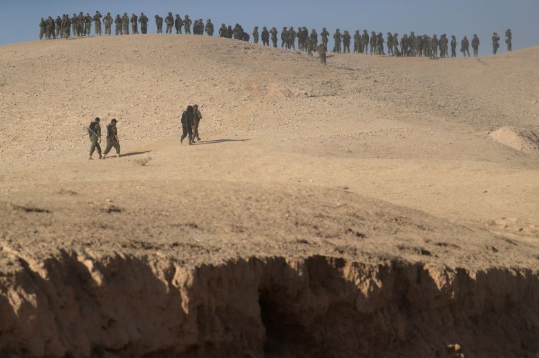 훈련에 참가한 병사들이 야전 훈련을 하고 있다. TASS=연합뉴스