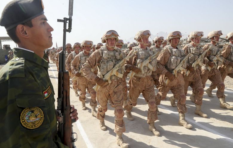 러시아군이 18일(현지시각) 타지키스탄 하르브-마이돈 훈련장에서 CSTO 연합훈련에 참가해 행진하고 있다. 훈련은 국제테러에 대비하는데 주안점을 두었다. TASS=연합뉴스