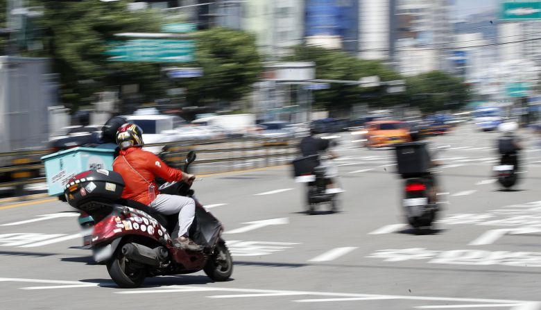 서울 시내의 한 거리에서 라이더들이 배달 업무를 하고 있다. 뉴스1