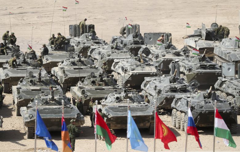 하르브-마이돈 훈련장에 집결한 참가국 장갑 군사장비. TASS=연합뉴스