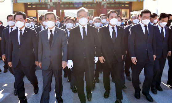 이 후보가 전두환 비석을 밟고 서 있다. [사진 더불어민주당]