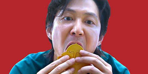 넷플릭스 오리지널 '오징어 게임'에서 주인공 이정재가 달고나를 핥아 녹이는 장면. [사진 넷플릭스]