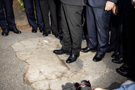 이 후보는 방명록에 '민주주의는 절로 오는 것이 아니라 만들고 지켜야 하는 것입니다. 님들의 희생 기억하겠습니다'라고 적었다. [사진 더불어민주당]