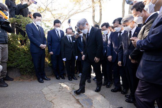 이재명 더불어민주당 대선후보가 22일 오전 광주 국립 5·18 민주묘지를 참배하고 있다. [사진공동취재단]