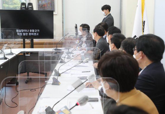 25일 오후 서울 여의도 국회에서 열린 국민의힘 '이재명 발언 팩트체크'간담회에서 김은혜 의원이 유한기 성남도시개발공사 개발본부장과 황무성 전 사장의 녹취록을 공개하고 있다. 2021.10.25 임현동 기자