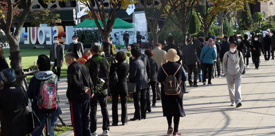 박정희 전 대통령 42주기를 하루 앞두고 25일 오전 서울 중구 서울광장에 우리공화당 주관으로 마련된 추모 분향소에서 시민들이 줄서서 참배를 하고 있다. 뉴스1