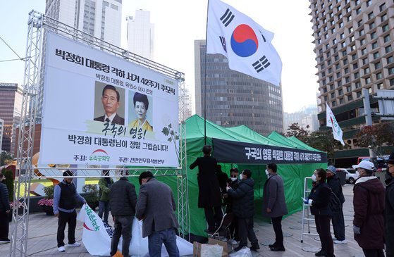 25일 서울시청 앞 광장에서 우리공화당 관계자들이 박정희 전 대통령 추모 분향소를 설치하고 있다. 연합뉴스