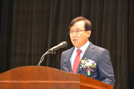 25일 오후 서울 여의도 국회에서 열린 국민의힘 '이재명 발언 팩트체크'간담회에서 김은혜 의원이 유한기 성남도시개발공사 개발본부장과 황무성 전 사장의 녹취록을 공개하고 있다. 임현동 기자