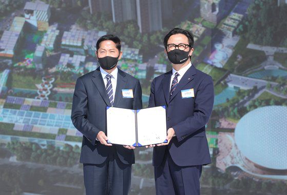 이재준 고양시장(왼쪽)과 신형관 CJ라이브시티 대표(오른쪽)가 27일 ‘한류월드 부지 내 문화콘텐트 메카 조성을 위한 업무협약’을 체결했다. 고양시