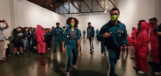 26일 미국 뉴욕에서 열린 ‘오징어 게임과 함께 하는 뉴욕 속 한국 여행’ 행사에서 참가자들이 ‘무궁화꽃이 피었습니다’ 게임을 하고 있다. 박현영 특파원