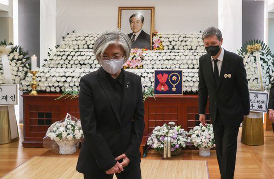 강경화 전 외교부 장관이 29일 서울 종로구 서울대병원 장례식장에 마련된 고(故) 노태우 전 대통령의 빈소 조문을 마친 뒤 나서고 있다.뉴스1