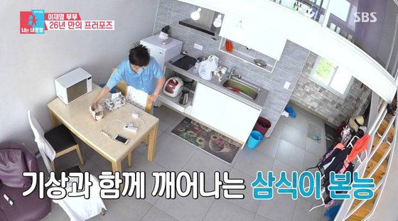 민주당 대선주자 이재명 후보가 과거 예능 프로그램 '동상이몽'에 출연해 '삼식이'라는 별명을 얻었다며, 이 별명을 떨치기 위해 부인 김혜경씨와 외출해 식사를 하는 사진을 공개했다. 당시 이 후보는 '외식 좀 하라'는 조언을 듣고 김씨와 식사를 한 뒤 시장을 방문했다고 한다. 한 언론이 조직폭력배가 문을 연 생활용품업체 '차이소'에 방문했다며 이 후보에 조폭연루 의혹을 제기하자 이에 반박하기 위해서다. [페이스북 캡처]