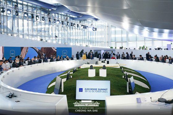 문재인 대통령이 30일(현지시간) 이탈리아 로마 누볼라 컨벤션 센터에서 열린 주요 20개국(G20) 정상회의에서 각국 정상들과 자리를 하고 있다. 청와대 페이스북