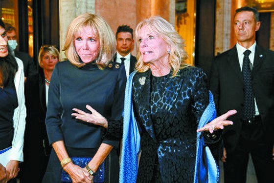 이날 로마의 한 레스토랑에서 만난 질 바이든(오른쪽)과 브리지트 마크롱. [로이터=연합뉴스]