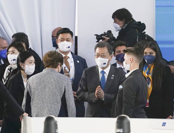 문재인 대통령이 30일(현지시간) 이탈리아 로마 누볼라 컨벤션 센터에서 열린 주요 20개국(G20) 정상회의 '국제경제 및 보건' 세션에 참석,국제통화기금(IMF) 크리스탈리나 게오르기에바 총재와 인사하고 있다. 연합뉴스