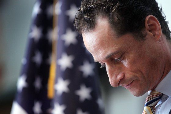 앤서니 와이너. 일련의 성 범죄로 부인 후마 애버딘은 물론 힐러리 클린턴의 발목까지 잡았다. 이후 구속 수감됐다. AFP=연합뉴스