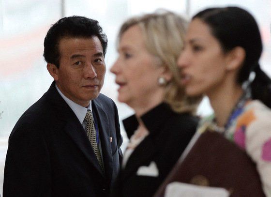 2010년 7월 23일 베트남 하노이 아세안지역안보포럼(ARF)에 참가한 북한 대표부가 힐러리 클린턴 당시 미국 국무장관을 주의 깊게 지켜보고 있다. 힐러리 오른쪽에 보이는 여성이 후마 애버딘. [중앙포토]