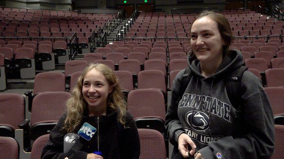 '원조' 한류팬이라며 수업 후 찾아 온 샘 리처드 교수의 수강생 메이슨 폴(왼쪽)과 오드리 키언. 이들은 한류가 이제 여러 인종이 즐기는 주류 문화라 해도 과언이 아니라고 말했다. [이광조 기자]