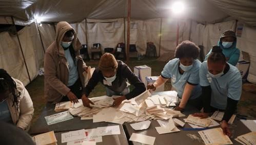 남아프리카공화국 선거 위원들이 전국 지방선거가 열린 지난 1일(현지시간) 요하네스버그에서 개표하고 있다. [로이터=연합뉴스]