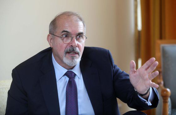 필립 르포르 주한프랑스 대사가 1일 서울 중구 충정로 프랑스 대사관에서 중앙일보와 인터뷰를 갖고 있다. 김상선 기자