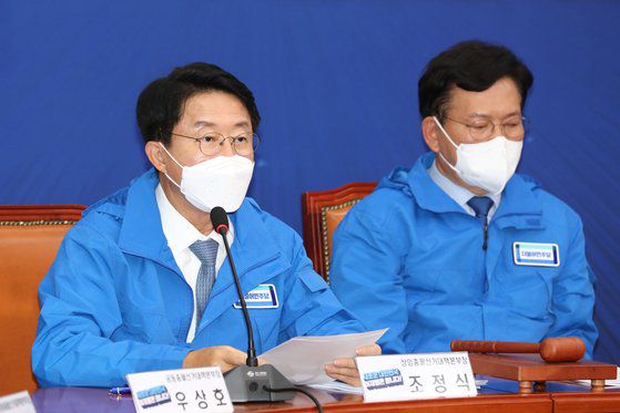 5일 국회에서 열린 민주당 선대위 총괄본부장단 회의에서 조정식 상임총괄본부장(왼쪽)이 발언하고 있다. 오른쪽은 송영길 대표. 임현동 기자