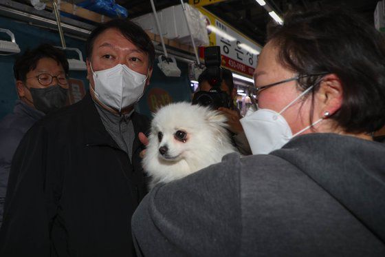 국민의힘 윤석열 대선 후보가 6일 오전 서울 송파구 가락농수산물종합도매시장을 방문했다. 연합뉴스·뉴스1