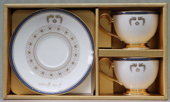 이정향 부산 서구 의원의 청와대 찻잔세트