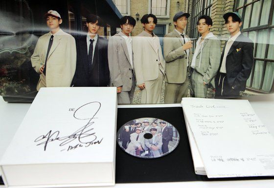 BTS 멤버 지민의 사인이 든 BTS CD와 사진첩.