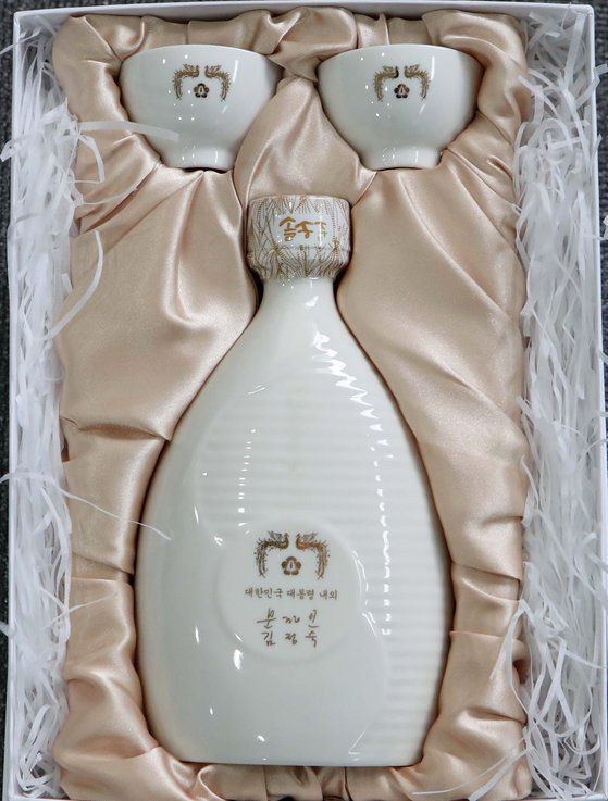 정명희 부산 북구청장의 문재인 대통령 내외 설송주 선물.