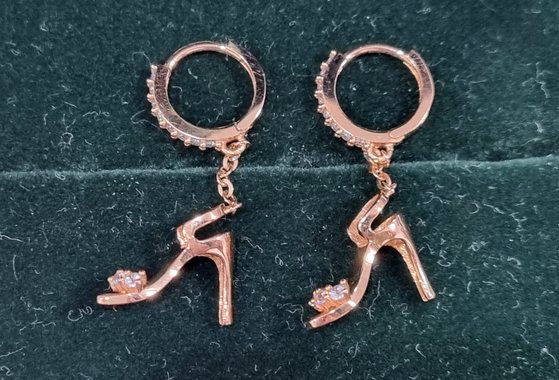 이은남 전 부산시학부모총연합회장의 18K 구두모양 귀걸이.