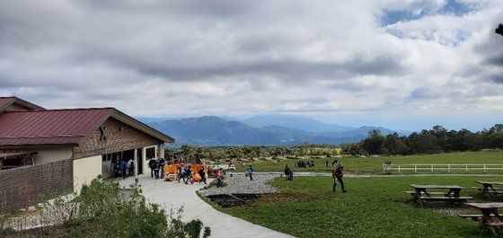 소프트크림을 파는 매점. 목장 뒤로 펼쳐진 산맥이 보이는 곳. 도회지의 아이들에게는 오아시스 같은 곳이다. [사진 양은심]