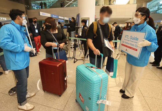 한국과 '트래블 버블'(여행안전권역) 협정을 체결한 싱가포르의 관광객, 관광업계 및 언론 관계자 등이 15일 오전 인천국제공항 2터미널을 통해 입국하고 있다. 싱가포르 관광객은 입국 직후 유전자증폭(PCR) 검사에서 음성 판정을 받으면 격리 없이 방한 관광을 시작한다. 연합뉴스