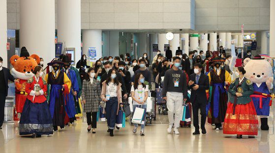 한국과 트래블 버블(여행안전권역) 협정을 체결한 싱가포르의 관광객, 관광업계 및 언론 관계자 등이 15일 오전 인천국제공항 2터미널을 통해 입국하고 있다.   이들은 입국 직후 유전자증폭(PCR) 검사에서 음성 판정을 받으면 격리 없이 방한 관광을 시작한다. 연합뉴스