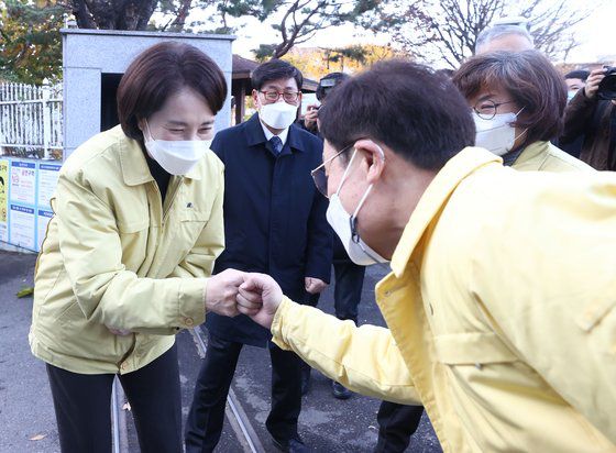 22일 오전 서울 용산구 금양초등학교에서 유은혜 사회부총리 겸 교육부 장관이 조희연 서울시 교육감과 인사하고 있다. 연합뉴스